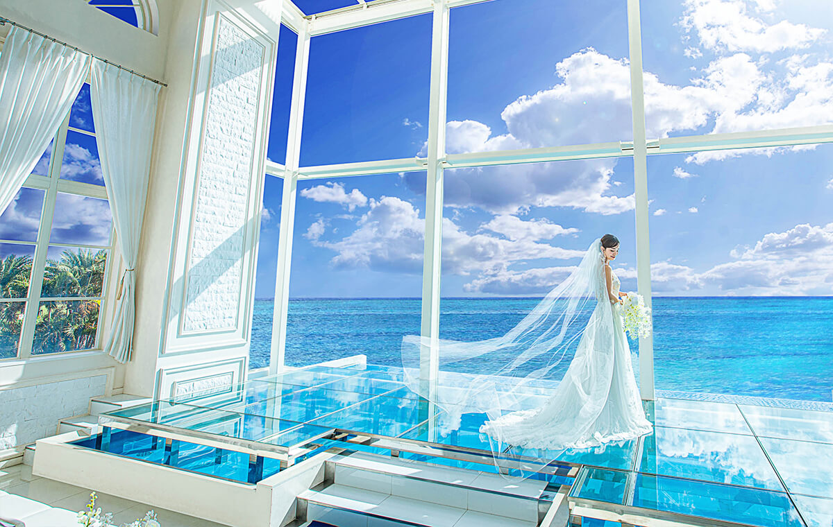 瑠璃色の海へと続く神秘的な空間