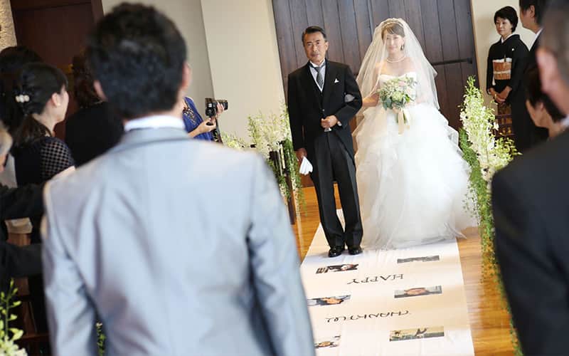 新たな道を進むお二人にピッタリな挙式演出！