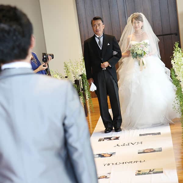 新たな道を進むお二人にピッタリな挙式演出！