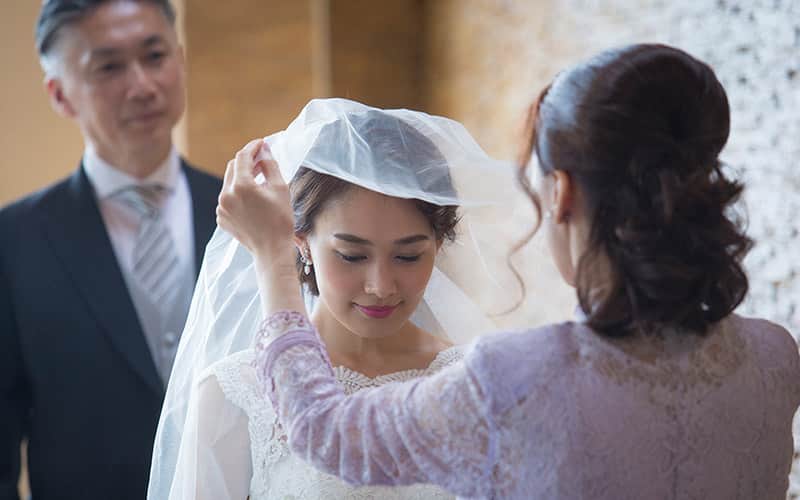 結婚式の両親の服装は？選び方はトータルバランスがカギ！