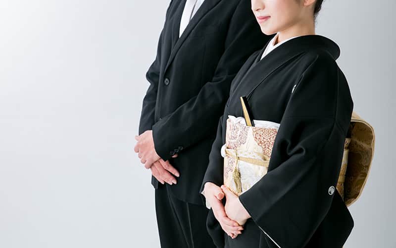 結婚式の両親の服装は？選び方はトータルバランスがカギ！