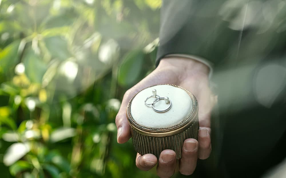 プロポーズされたらその後はどうする？入籍～結婚式までの流れ