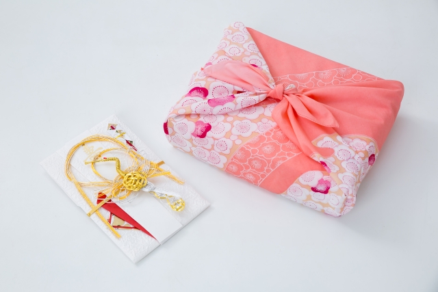 結婚式のご祝儀、基本的にはお返し不要！多く頂いたらどうする？