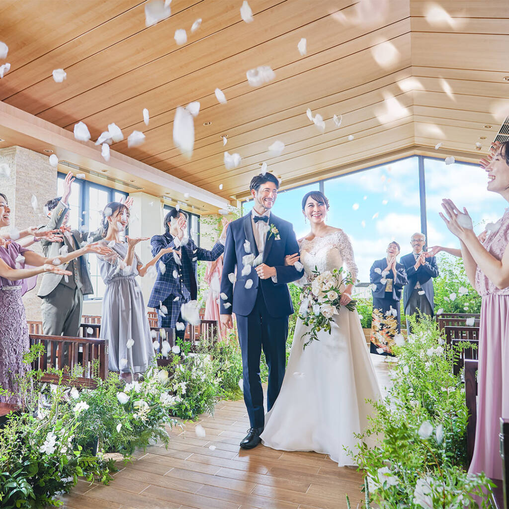 3連休予約がお得！【165万特典×来館ギフト12万】清き水のチャペル